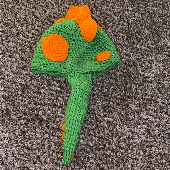 Kids hand knit dinosaur hat/beanie - Picture 2 of 2